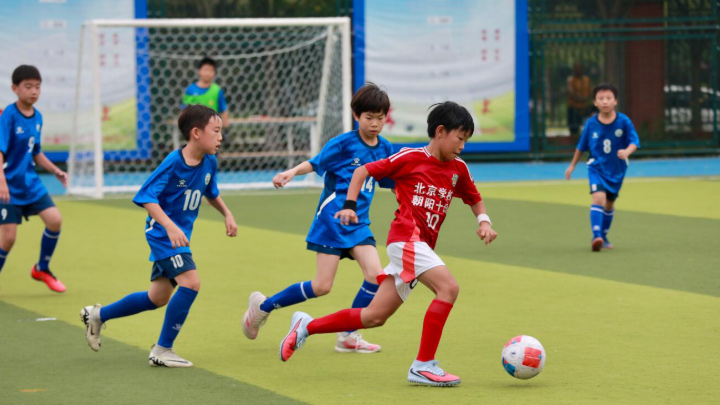 北京启动“校园足球主题月” 引导家校社花式玩转足球运动